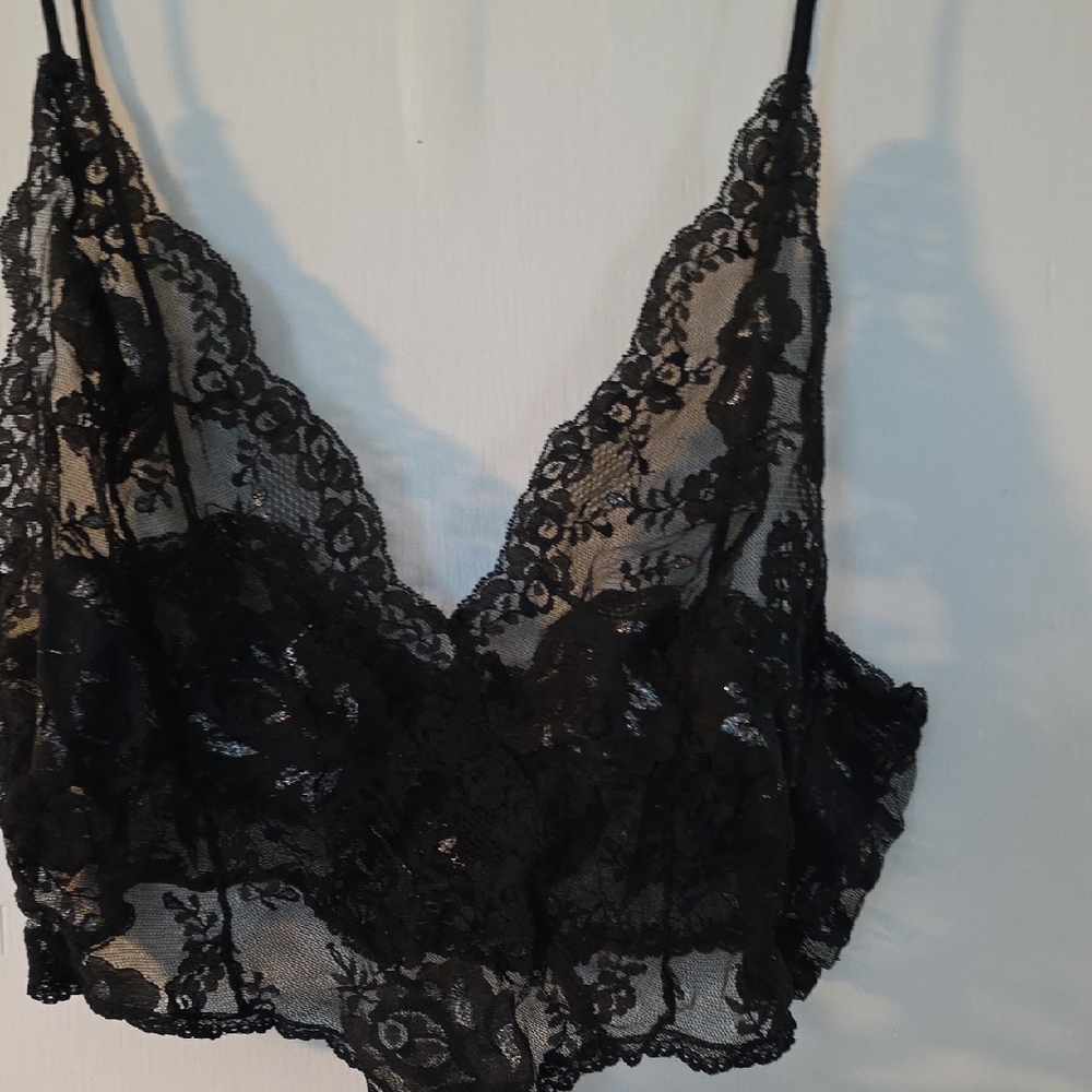 Chic Black Lace Bralette With Shimmer Detailing